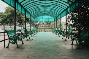 פתרונות קירוי גמישים: היתרונות של רשת הצללה במרחב הביתי והציבורי